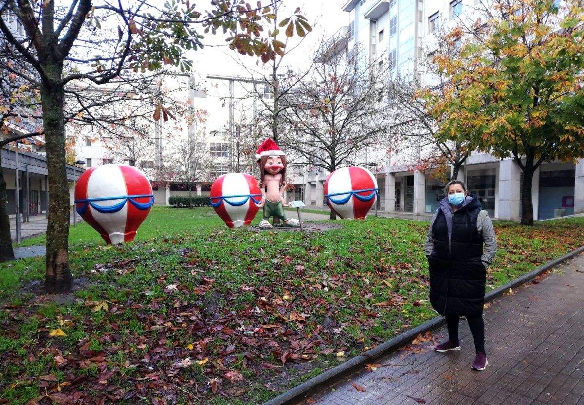 Yoya Blanco, concelleira de Promoción Económica, ante a decoración de nadal en parques e prazas