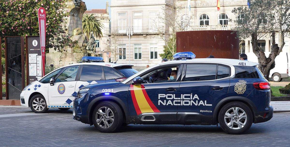 Vehículos da Policía Nacional e da Local de Pontevedra
