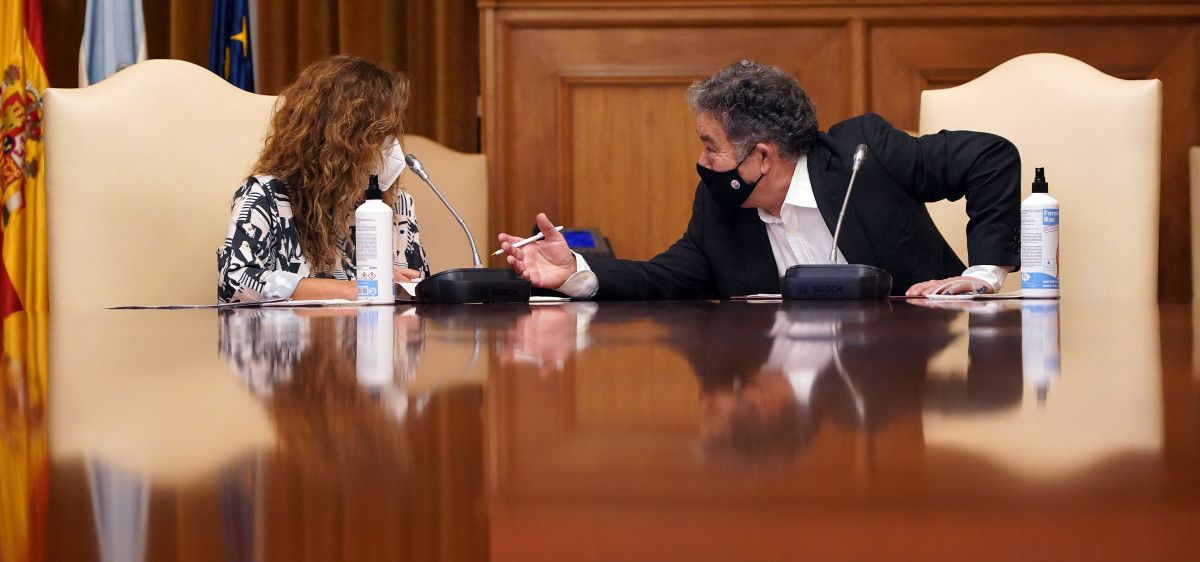 Sinatura do convenio entre Carmela Silva e Miguel Anxo Fernández Lores