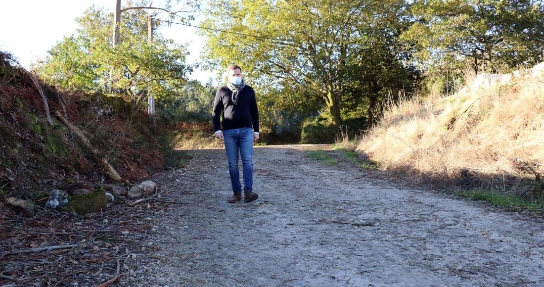 O alcalde, Jorge Cubela, na pista entre Viascón e Parada de Tenorio