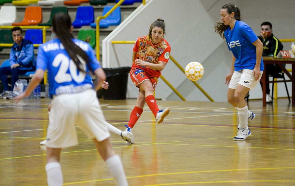 Partido de Primera División de fútbol sala femenino entre el Poio Pescamar y el Penya Esplugués en el Príncipe Felipe