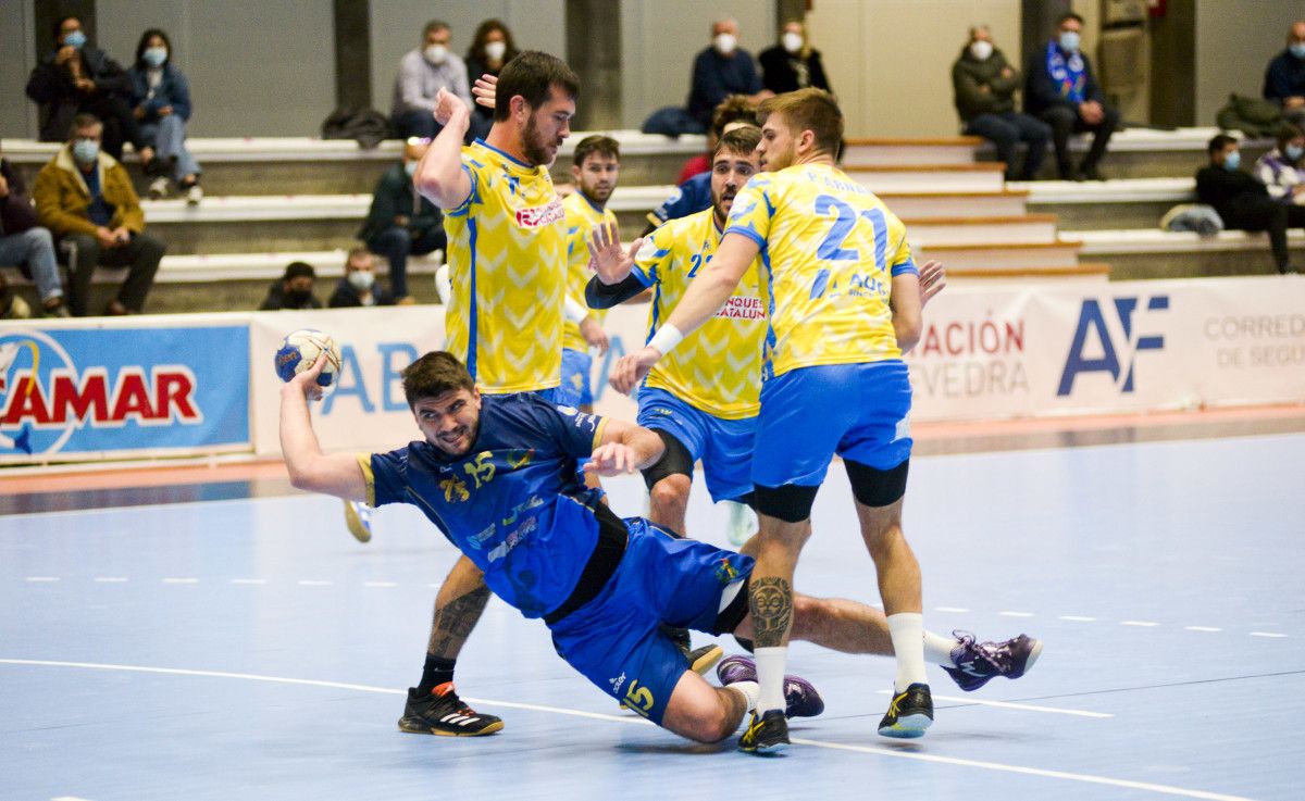 Partido entre o Teucro e a Unió Esportiva Sarrià no Pavillón Municipal