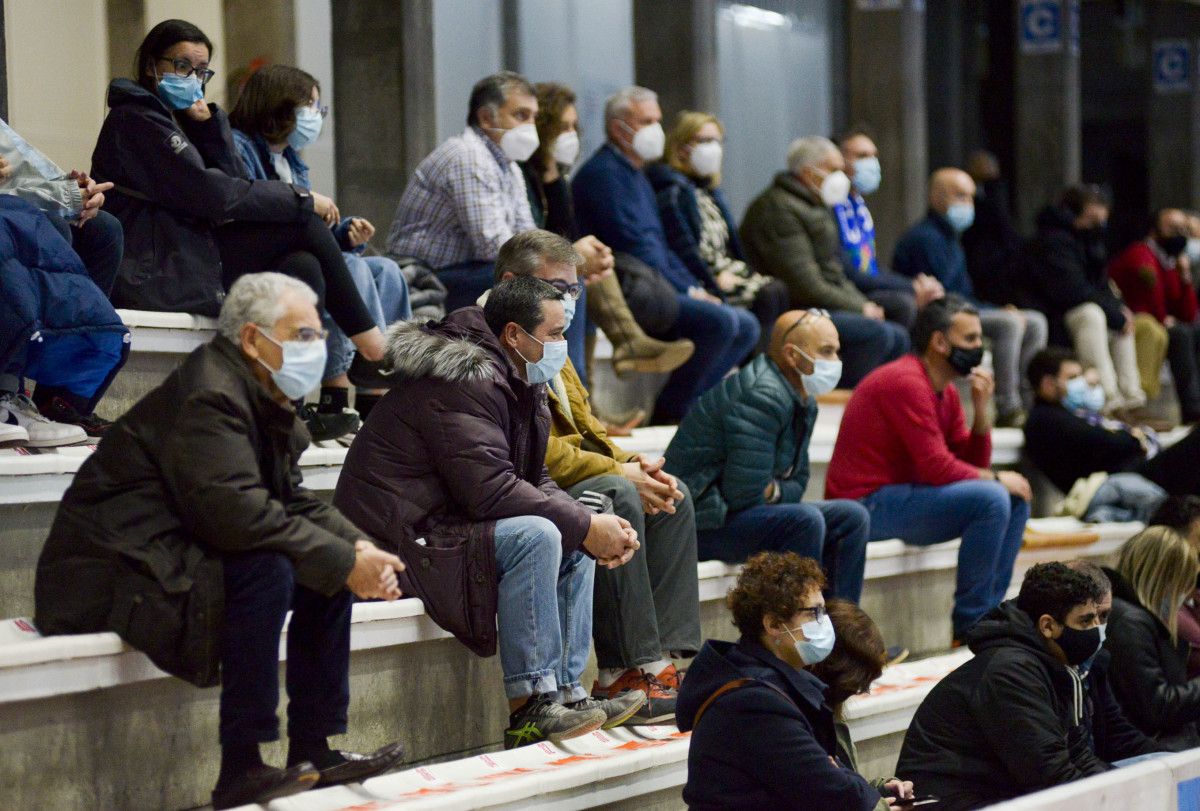 Público no Pavillón Municipal no partido entre o Teucro e a Unió Esportiva Sarrià