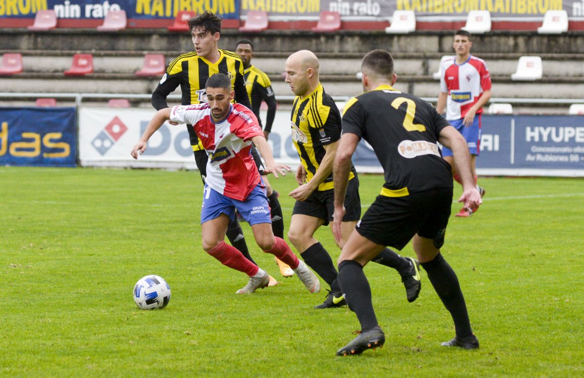 Partido entre el Arosa y el Ribadumia en A Lomba