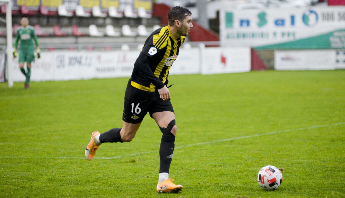 Partido entre el Arosa y el Ribadumia en A Lomba