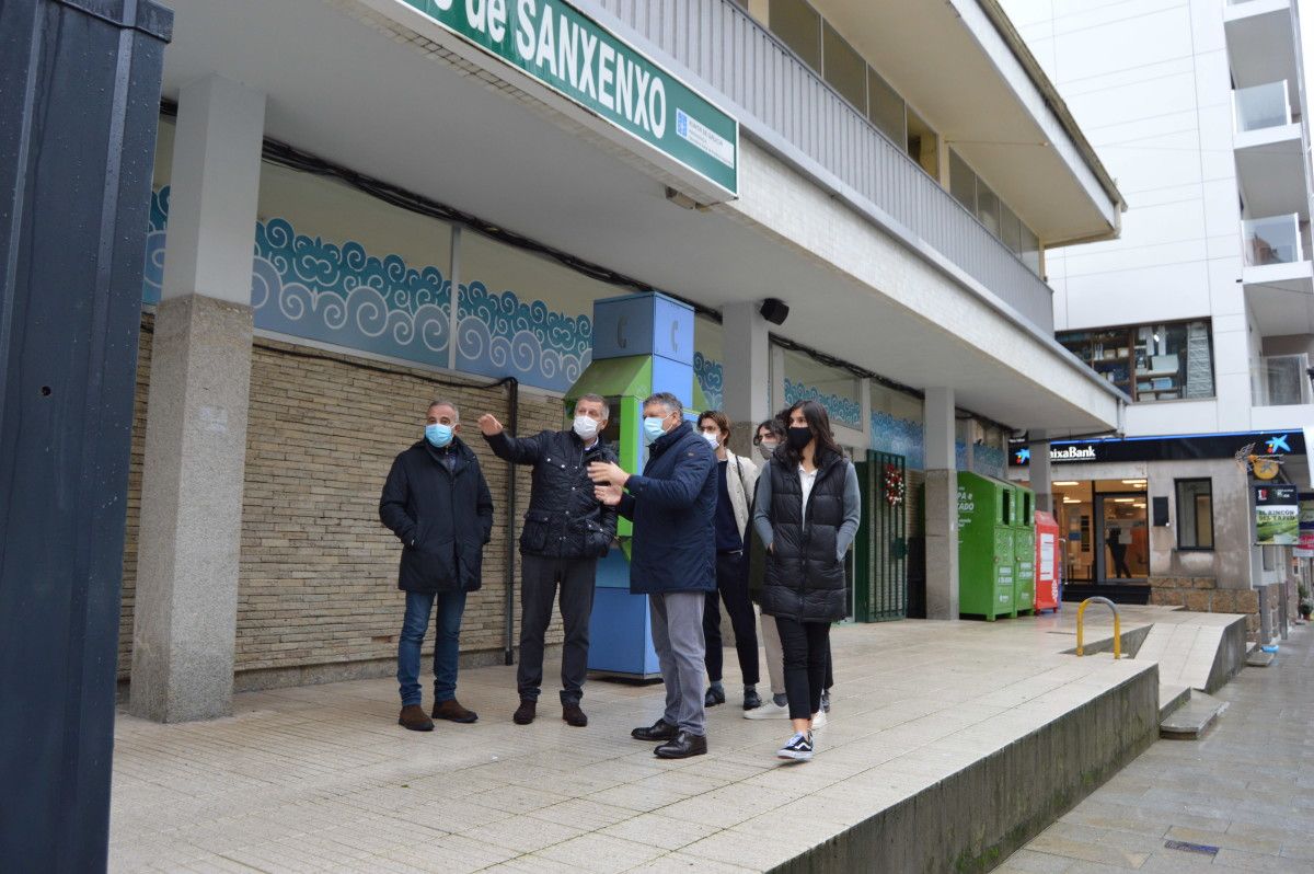 Equipo de arquitectos e responsables municipais visitan a praza de abastos de Sanxenxo