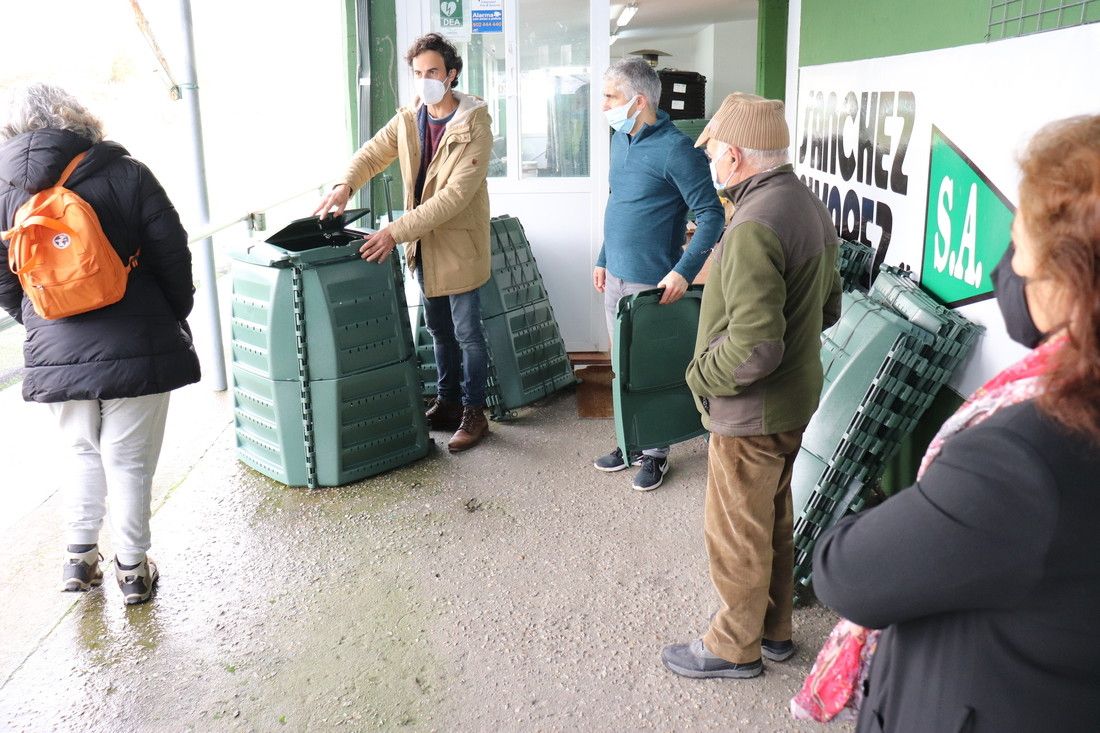 Entrega de composteiros no campo de fútbol de Racelo