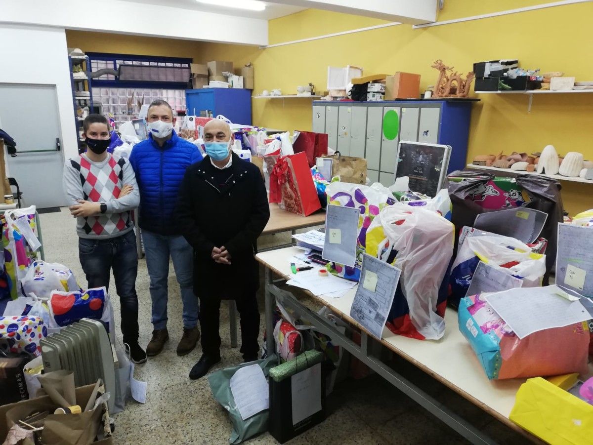 Voluntario de la Fundación Meniños junto al concejal de Bienestar Social, Marcos Rey, y el teniente de alcalde, Tino Fernández