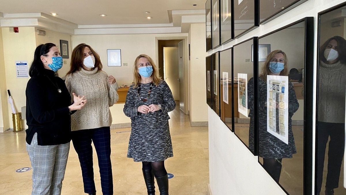 As concelleiras Itziar Álvarez e Beatriz Rodríguez visitan a mostra xunto á artista María Sancho