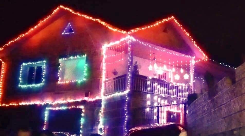 Casa iluminada de Navidad en Figueirido