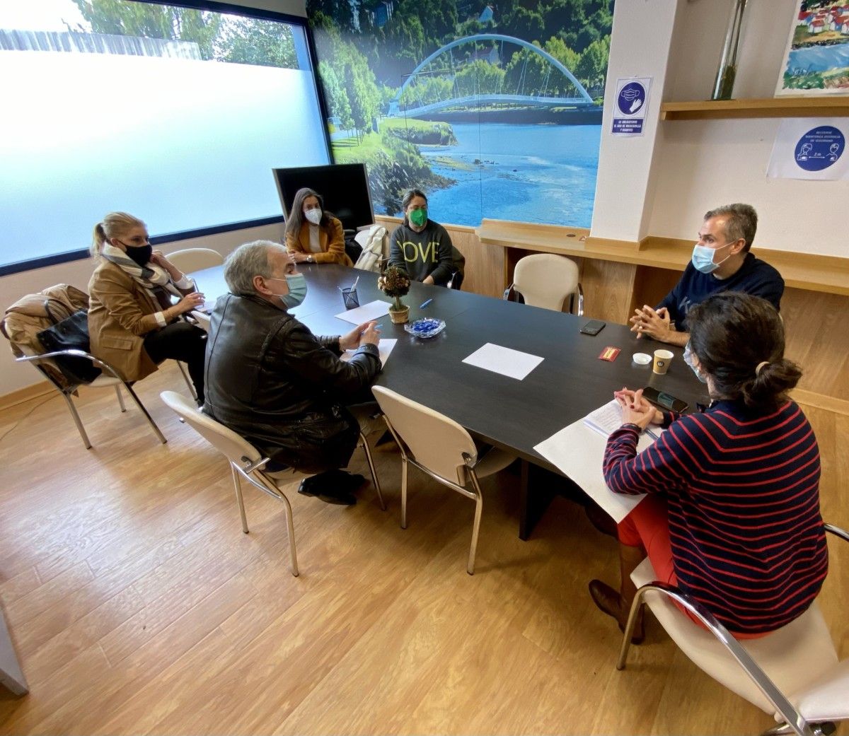 Silvia Junco e Rafa Domínguez, do PP local, reunidos con representantes de colectivos para presentar o seu Plan de Compromiso Social