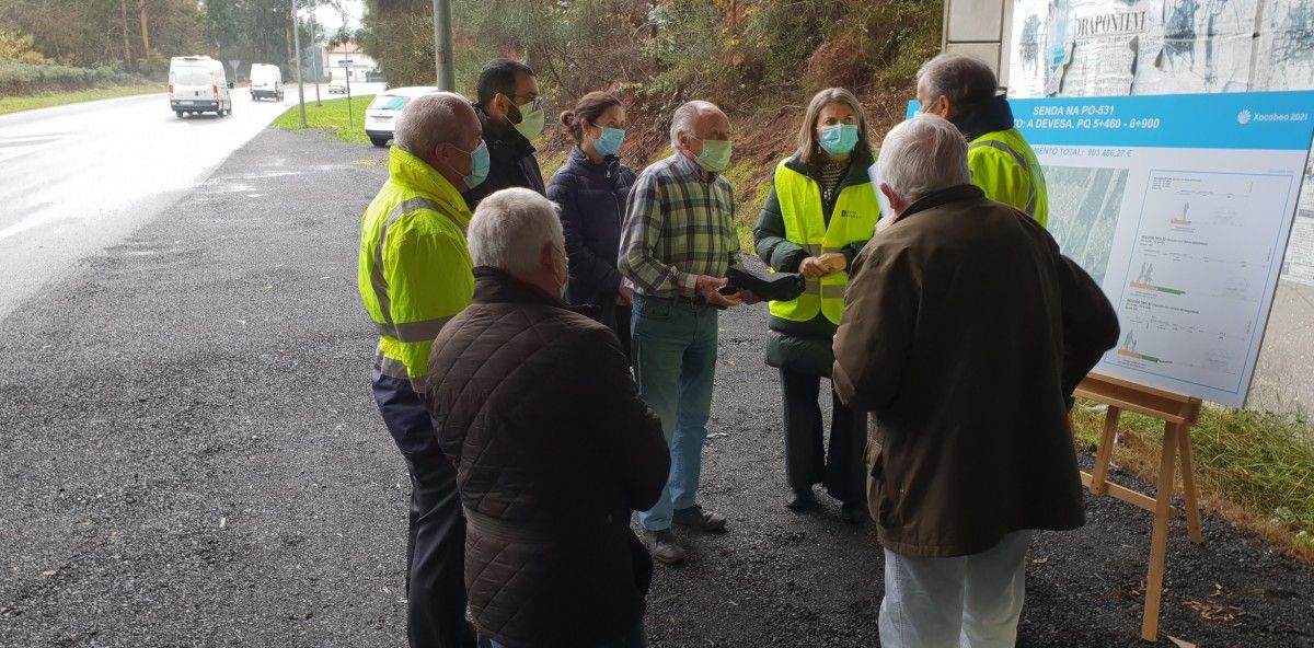 Luisa Piñeiro, delegada territorial da Xunta, visita a zona onde vai crearse a senda peonil na Devesa, Alba