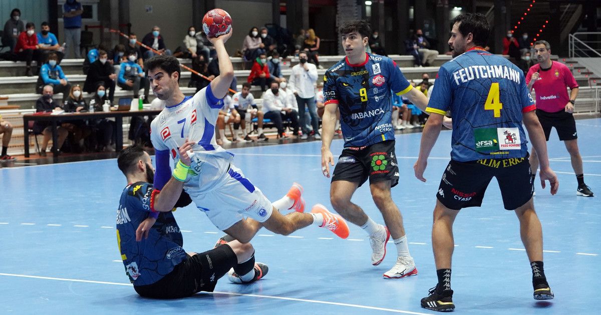 Álex Chan, no partido da Liga Asobal entre Cisne e Ademar León no Pavillón Municipal