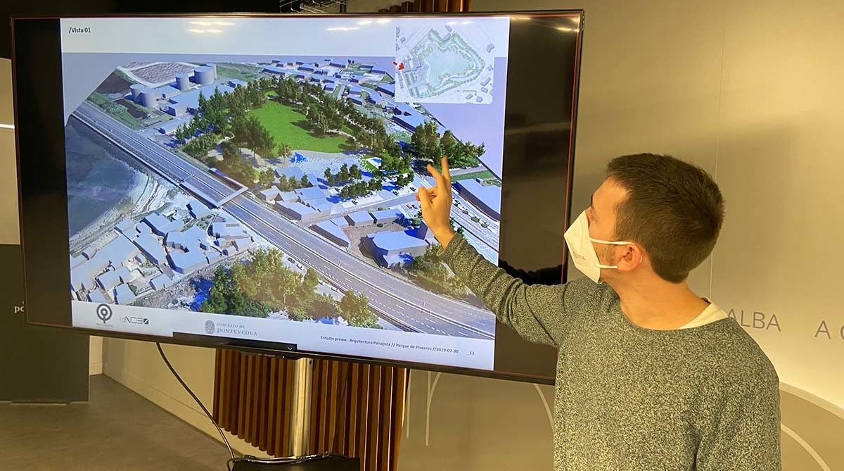 Alberto Oubiña presentando el proyecto del Parque da Dignidade