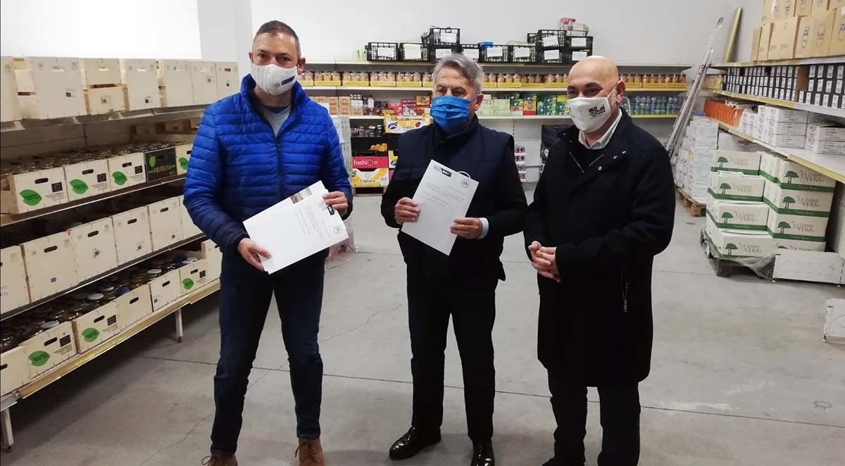 Entrega de vales de compra al Banco de Alimentos