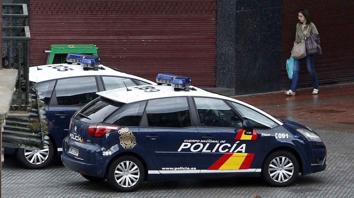 Coches de la Policía Nacional en la Peregrina