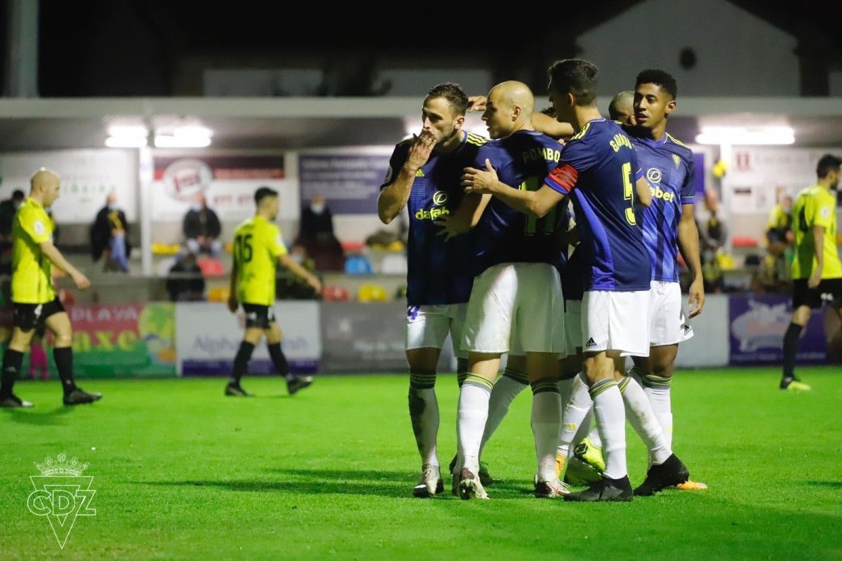 El Cádiz celebra su segundo gol en A Senra frente al Ribadumia