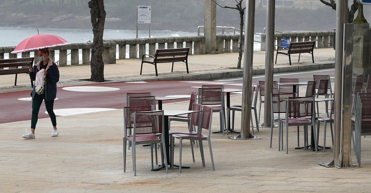 Terraza baleira dun negocio hostaleiro en Sanxenxo