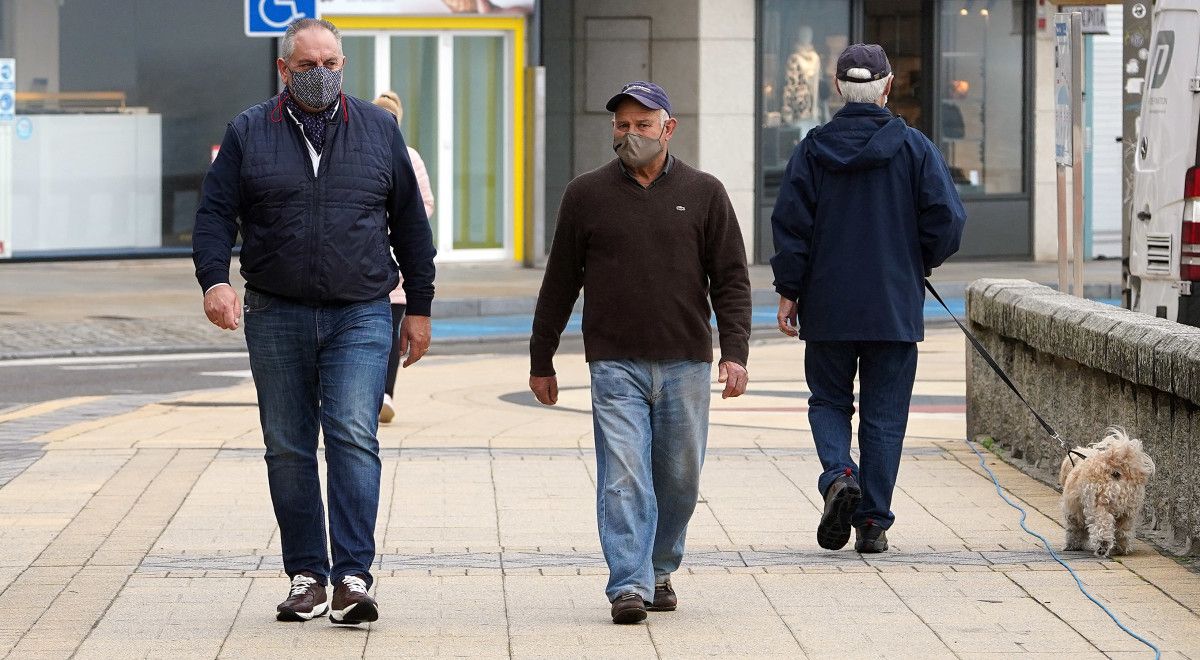 Xente paseando con máscaras en Sanxenxo