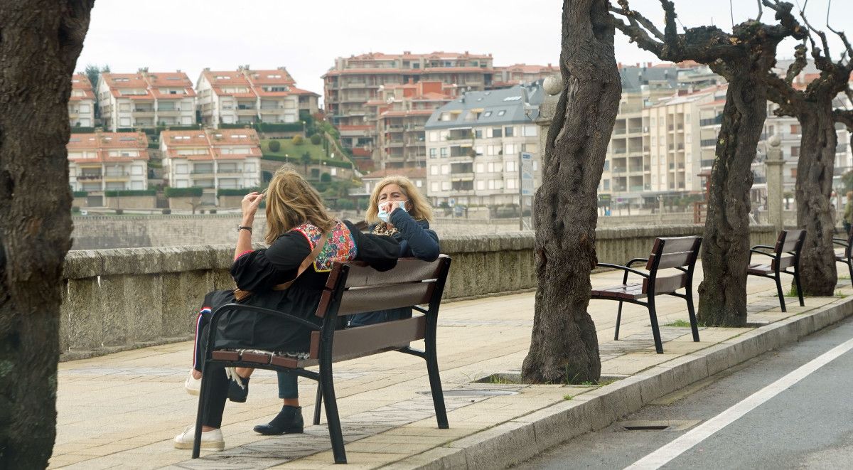 Dos mujeres con mascarilla en eñ paseo de Silgar