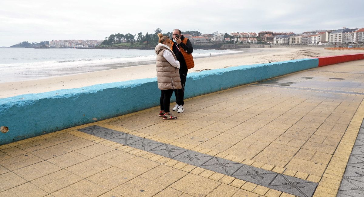 Xente con máscaras por Sanxenxo