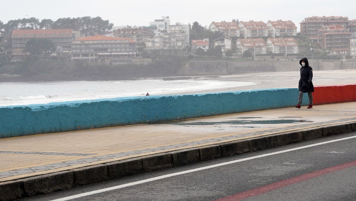 Persoa con máscara paseando por Sanxenxo 