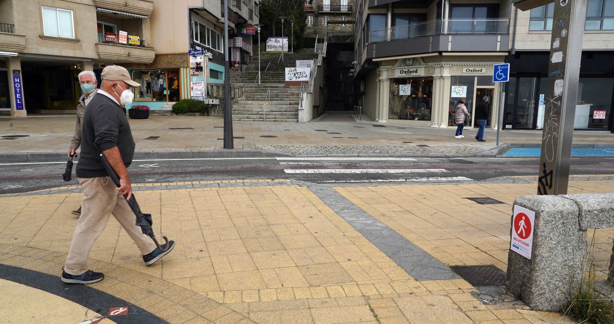 Xente con máscaras por Sanxenxo