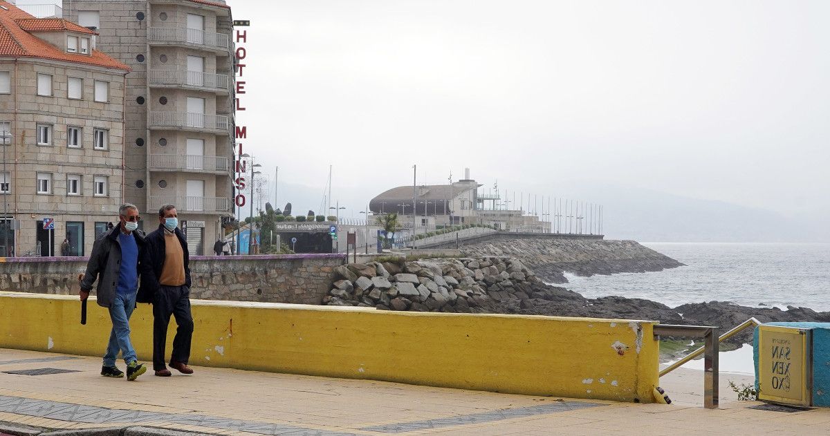 Xente con máscaras por Sanxenxo