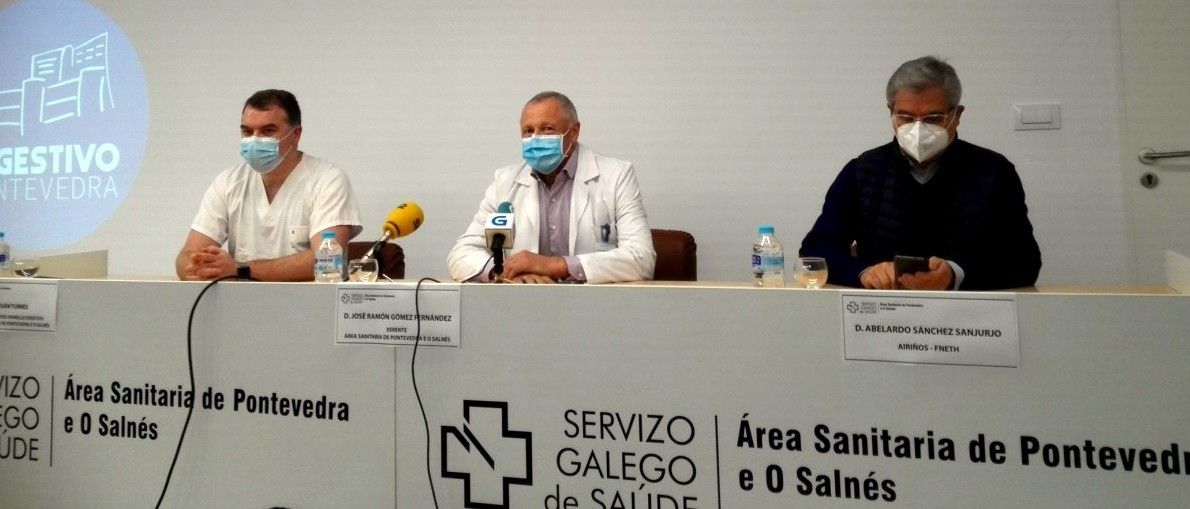Juan Turnes, jefe de servicio del Aparato Digestivo del CHUP; José Ramón Gómez, gerente del área sanitaria de Pontevedra y O Salnés; y Abelardo Sánchez, presidente de la asociación Airiños de Trasplantados de Galicia