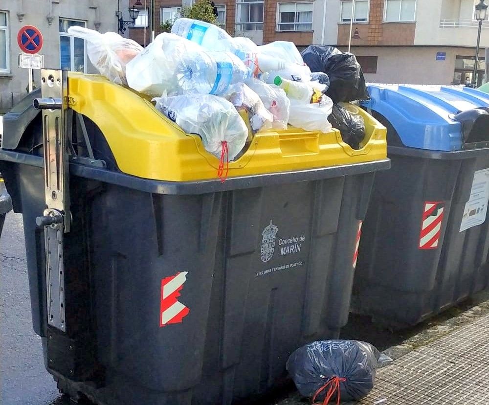 Contenedor de plásticos en Marín