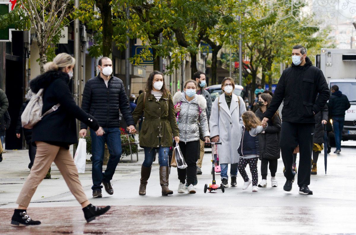Persoas paseando con máscara en Pontevedra