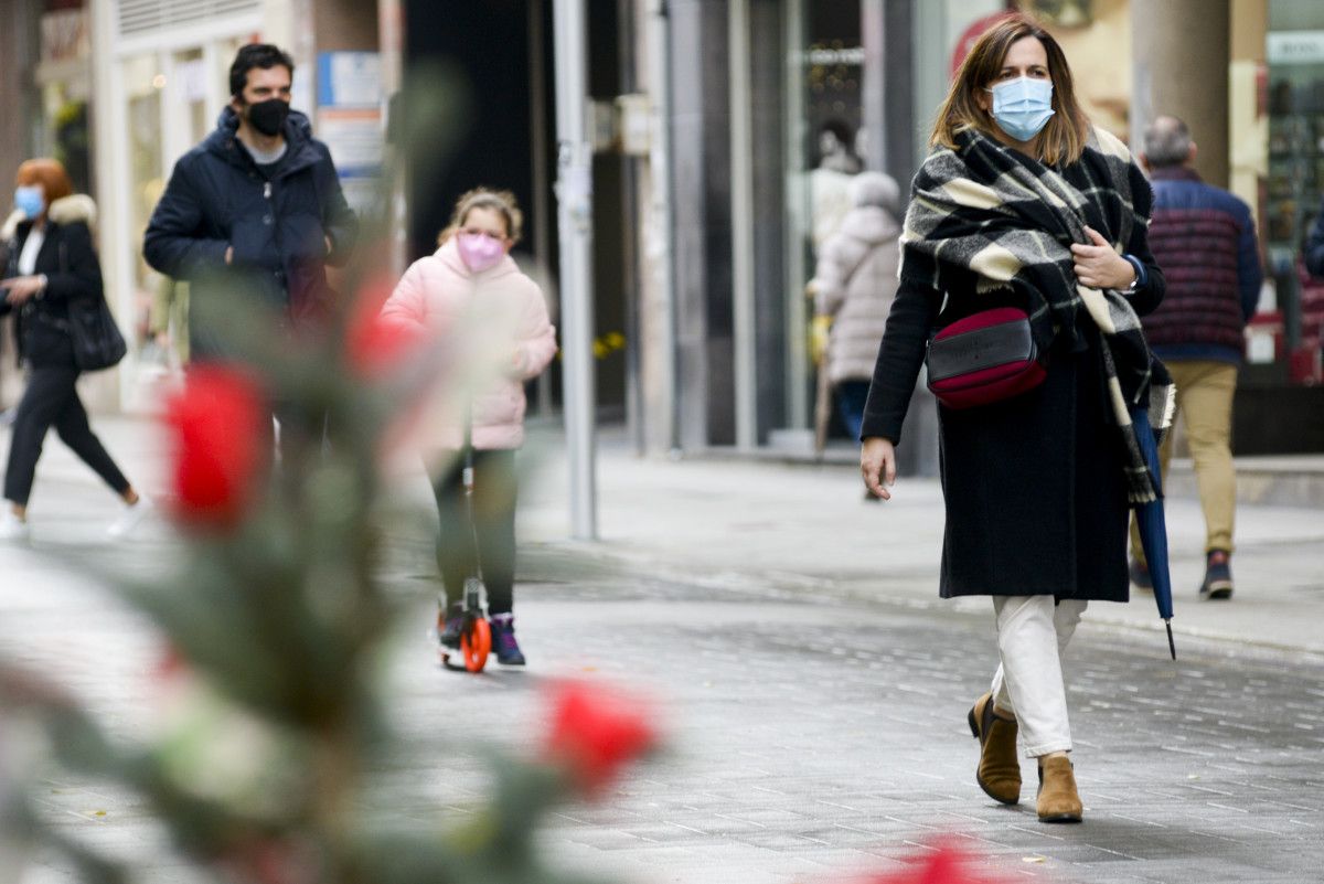 Gente con mascarilla pasea por Pontevedra