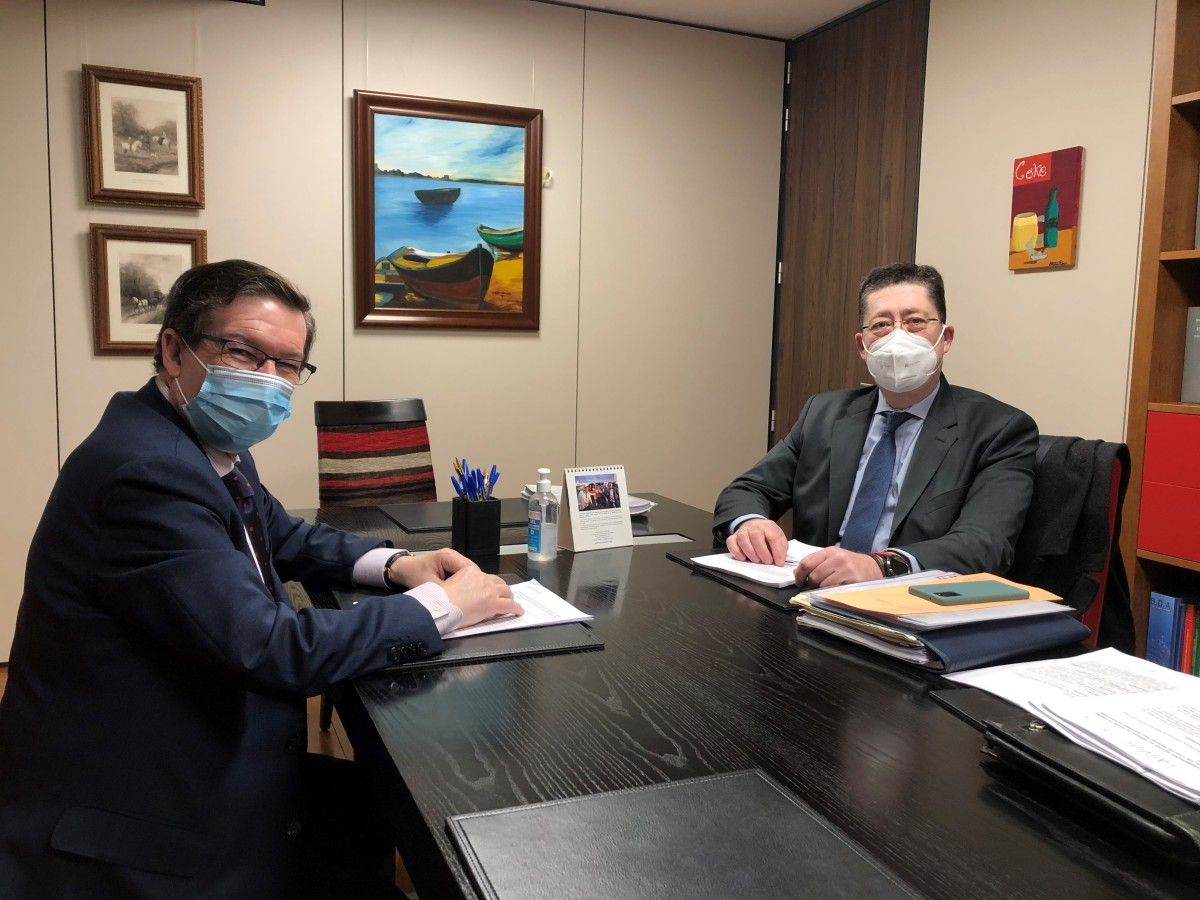 Carlos López Font, diputado de Régimen Interior, con el representante de Distribuciones Froiz