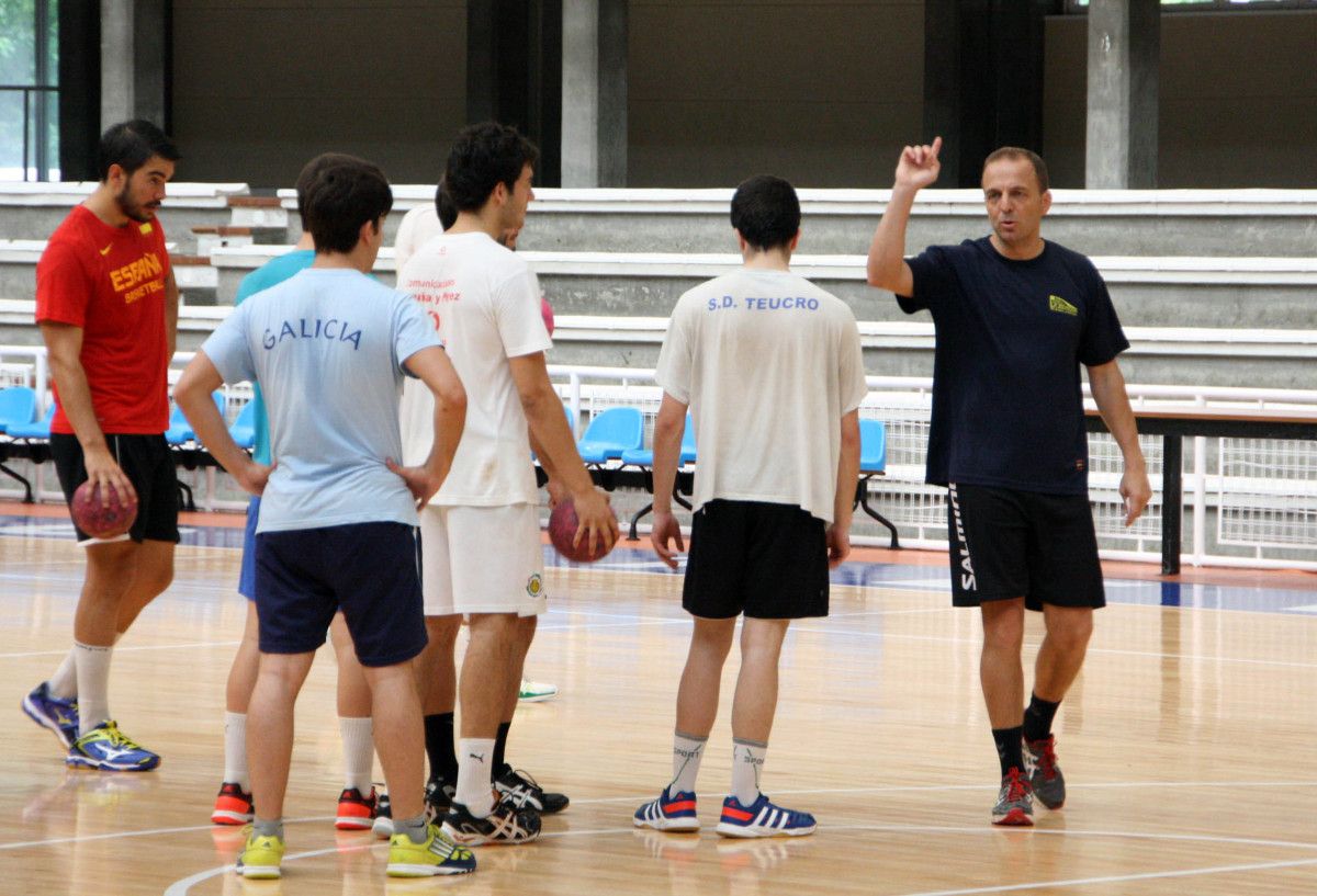 Quique Domínguez dá instruccións aos seus xogadores durante un adestramento