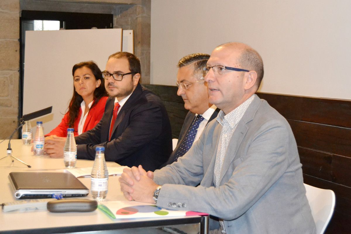 Manuel Villanueva (en primer plano) en la presentación del curso de formación que Mediaset imparte en Pontevedra