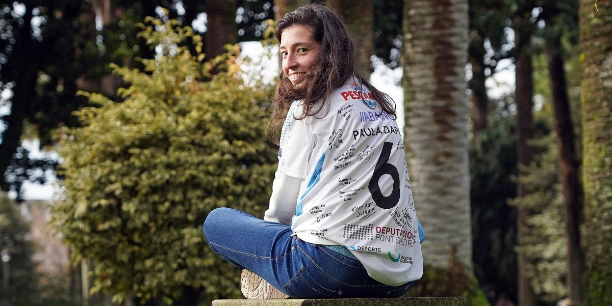 Paula Dapena, en la Alameda de Pontevedra con la camiseta del Viajes Interrías FF firmada por todo el equipo