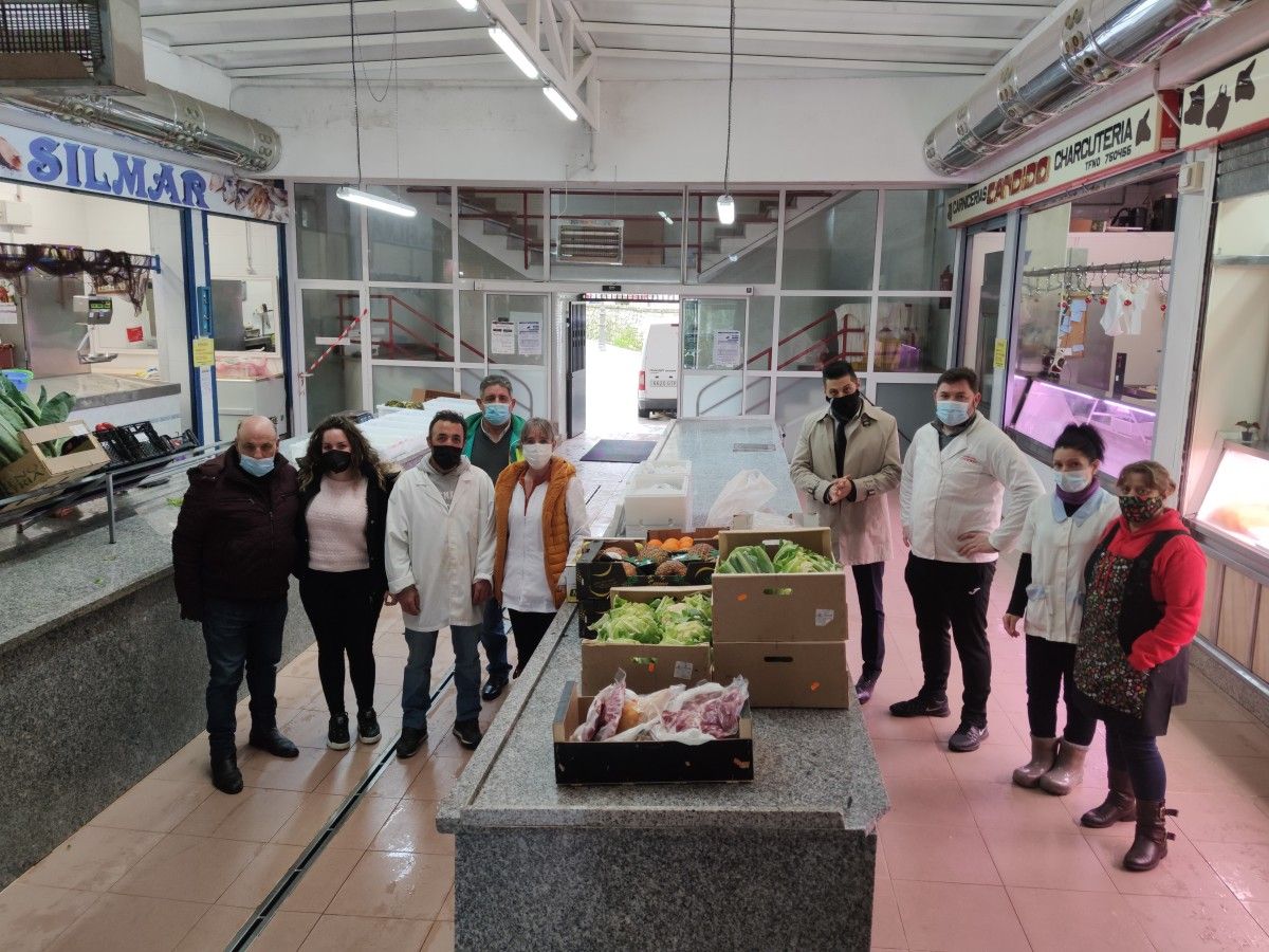 Comerciantes da praza de abastos de Ponte Caldelas entregan alimentos ás familias desfavorecidas do municipio
