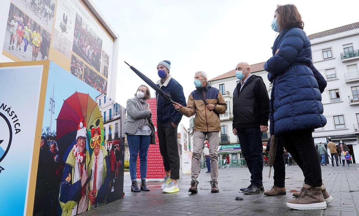 Inauguración da exposición fotográfica sobre a San Silvestre en Montero Ríos