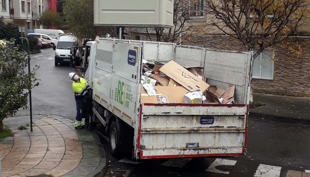 Recollida de papel e cartón en Poio