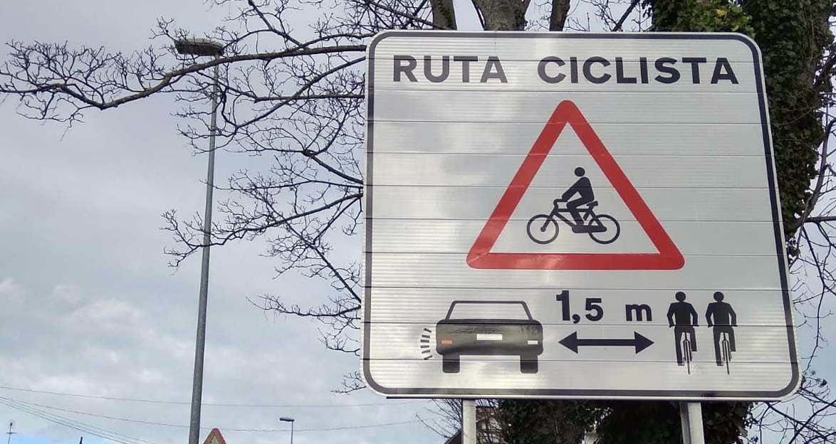 Un dos sinais colocadas na ruta ciclista