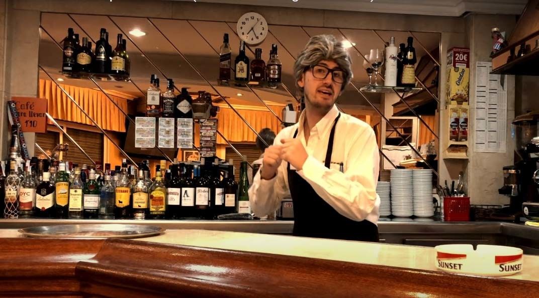 Iago Martínez no seu vídeo-parodia de apoio á hostalería