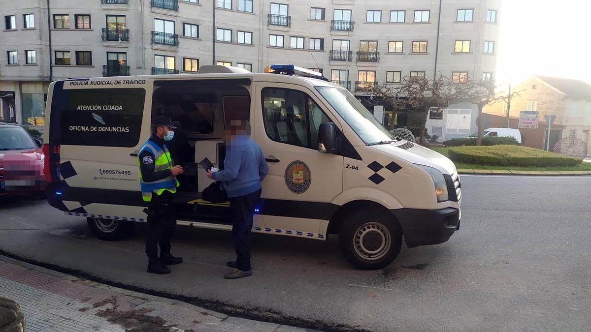 La Policía Local con el octogenario que se saltó el stop