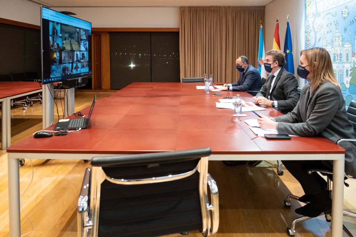 Alberto Núñez Feijóo, Julio García Comesaña e Fabiola García participan por videoconferencia na reunión do comité clínico de expertos sanitarios