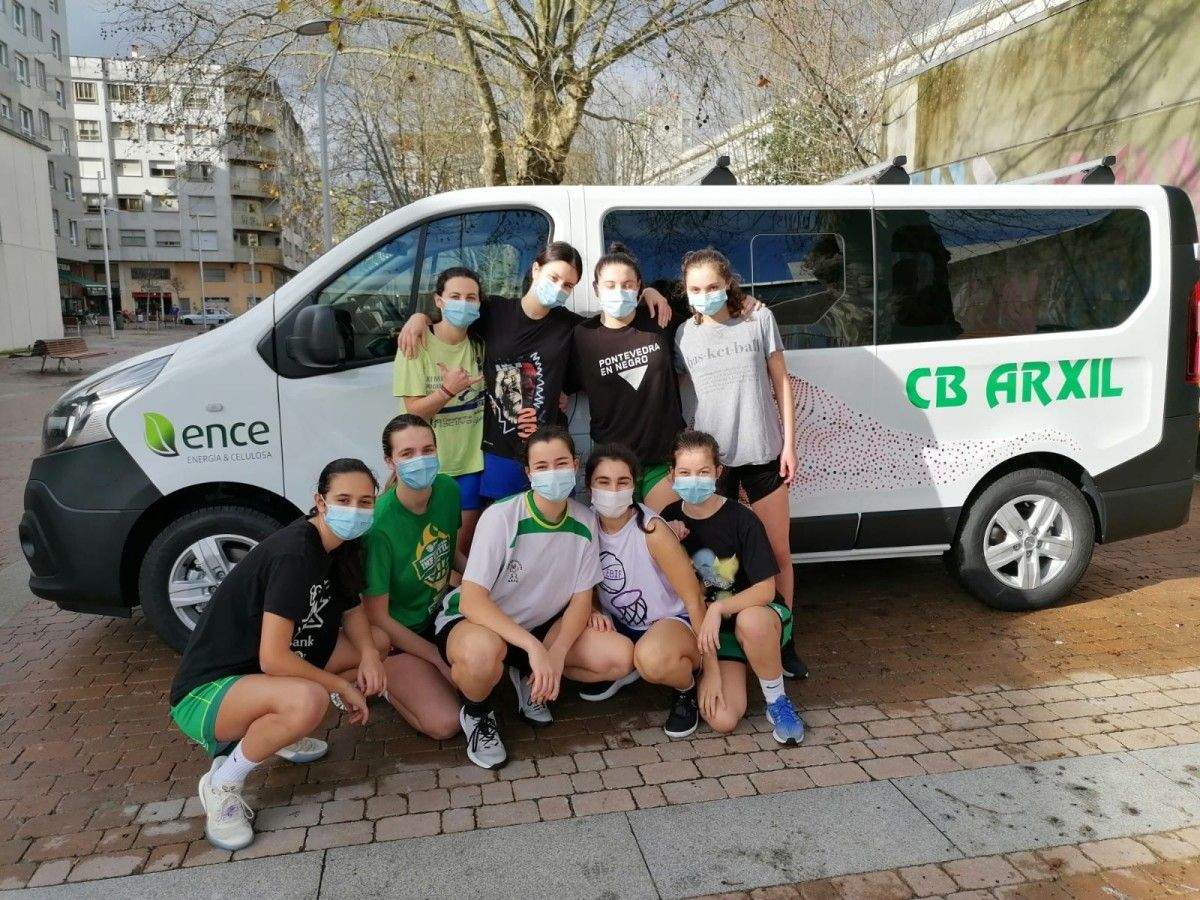 Las jugadoras del Arxon con la furgoneta cedida por unod e los patrocinadores del club
