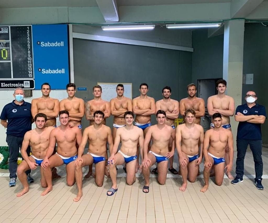 Álex Andión, segundo por la derecha en la primera fila, forma antes de un partido con el primer equipo del CN Sabadell