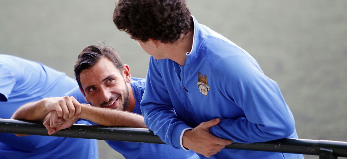Pablo Carnero, sorrinte, charla con Tomás durante un adestramento na Xunqueira Pablo Carnero, sorrinte, charla con Tomás durante un adestramento na Xunqueira