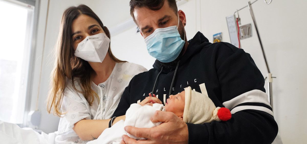 Tristan, primer bebé del año 2021 en Pontevedra, con sus padres, Silvia y Jorge