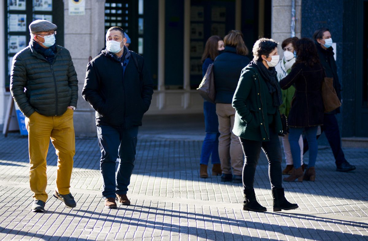Persoas paseando con máscara en Pontevedra