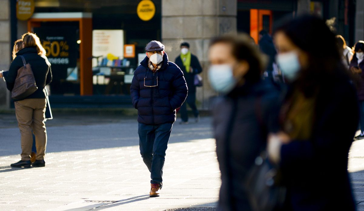 Gente con mascarillas por Pontevedra