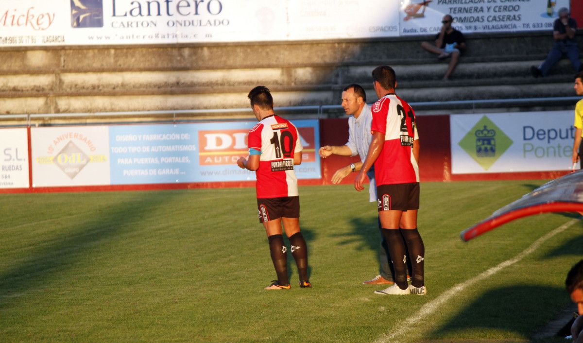 Piscis dá instrucións a Adrián Camiño nun partido do Arosa